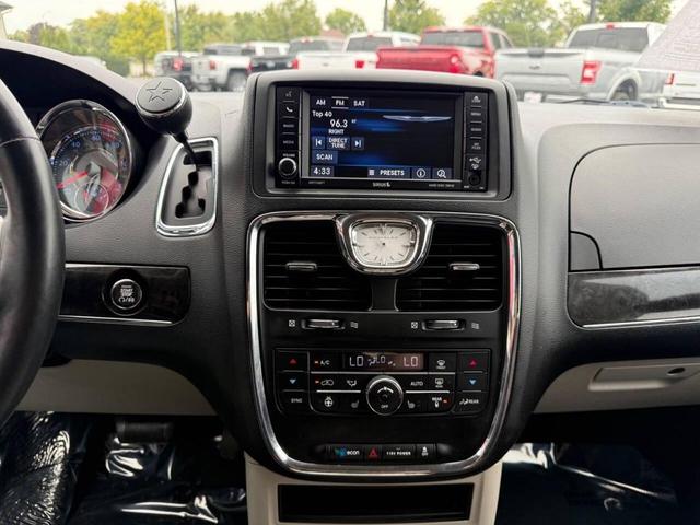 Photo of 2015 Granite Crystal Metallic Clearcoat Chrysler Town & Country