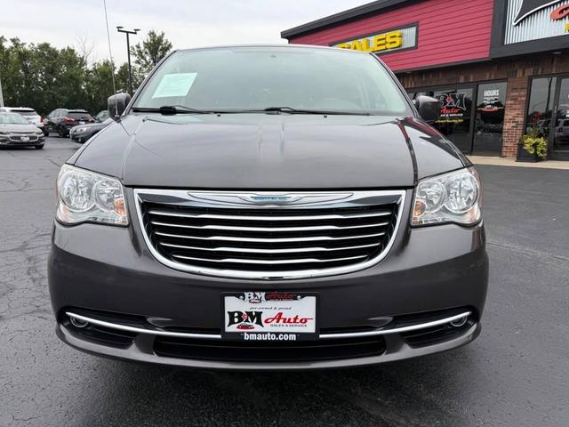 Photo of 2015 Granite Crystal Metallic Clearcoat Chrysler Town & Country