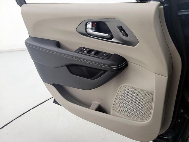 Photo of 2022 Blue Chrysler Pacifica