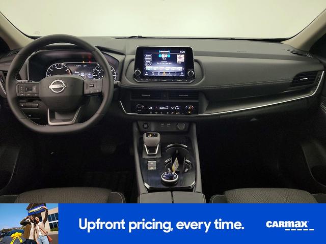 Photo of 2025 Silver Nissan Rogue