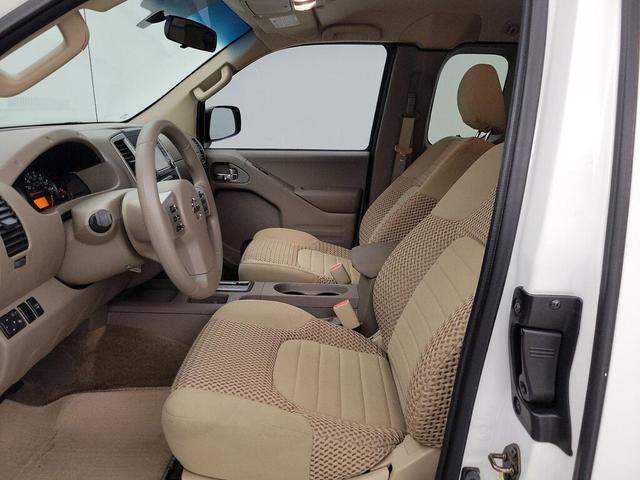 Photo of 2015 White Nissan Frontier