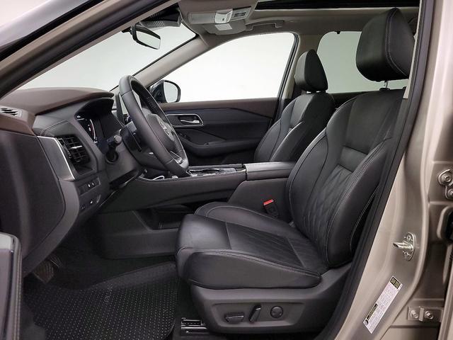 Photo of 2022 Silver Nissan Rogue
