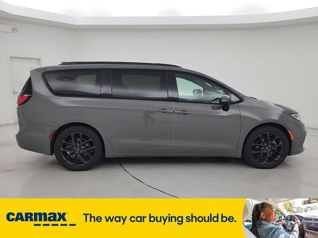 Photo of 2023 Gray Chrysler Pacifica