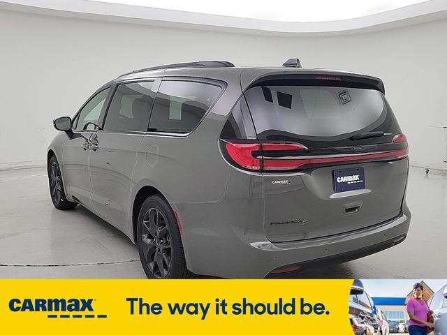 Photo of 2023 Gray Chrysler Pacifica