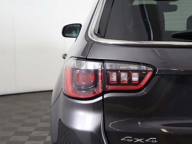Photo of 2018 Granite Crystal Metallic Clearcoat Jeep Compass