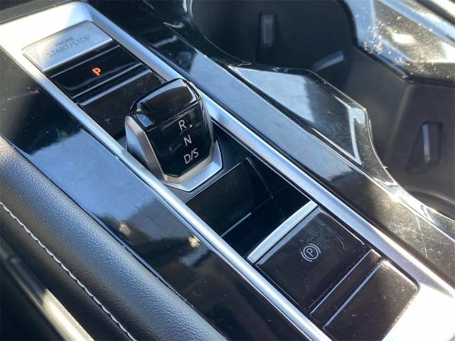 Photo of 2024 Pure White Volkswagen Atlas