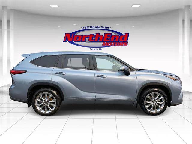 Photo of 2023 Moon Dust Toyota Highlander Hybrid