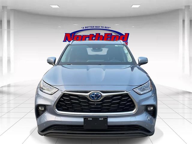 Photo of 2023 Moon Dust Toyota Highlander Hybrid