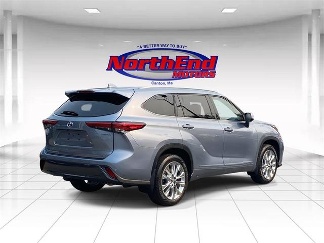 Photo of 2023 Moon Dust Toyota Highlander Hybrid