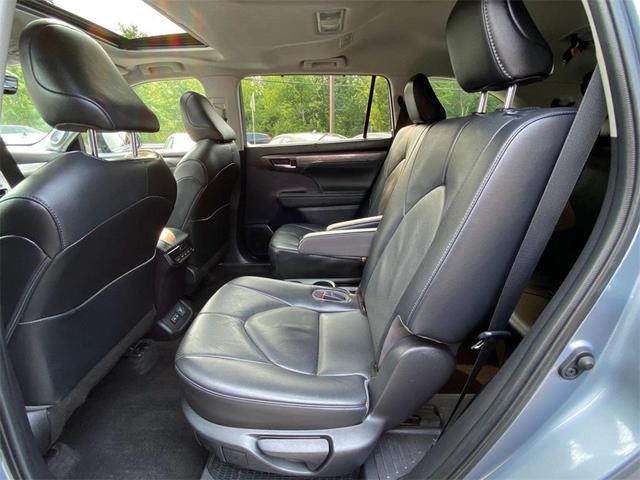 Photo of 2023 Moon Dust Toyota Highlander Hybrid