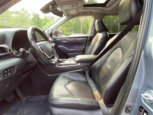 Photo of 2023 Moon Dust Toyota Highlander Hybrid