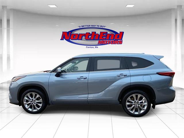 Photo of 2023 Moon Dust Toyota Highlander Hybrid
