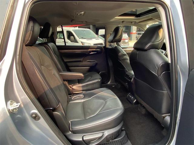 Photo of 2023 Moon Dust Toyota Highlander Hybrid