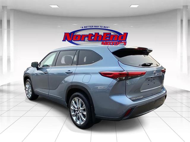 Photo of 2023 Moon Dust Toyota Highlander Hybrid