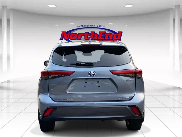 Photo of 2023 Moon Dust Toyota Highlander Hybrid