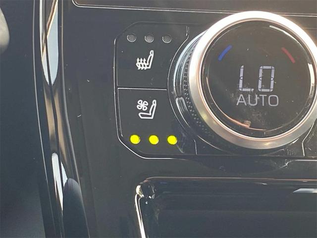 Photo of 2023 Moon Dust Toyota Highlander Hybrid
