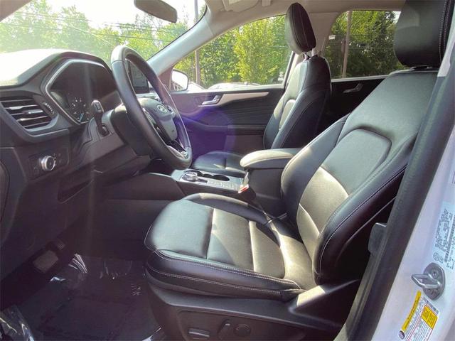 Photo of 2022 OXFORD WHITE Ford Escape
