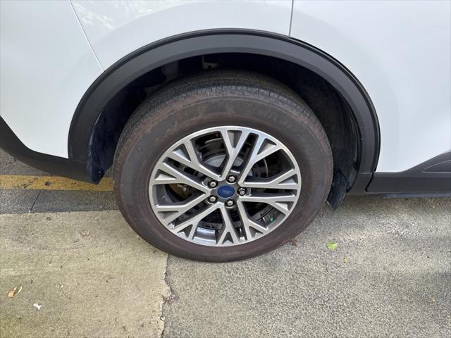 Photo of 2022 OXFORD WHITE Ford Escape