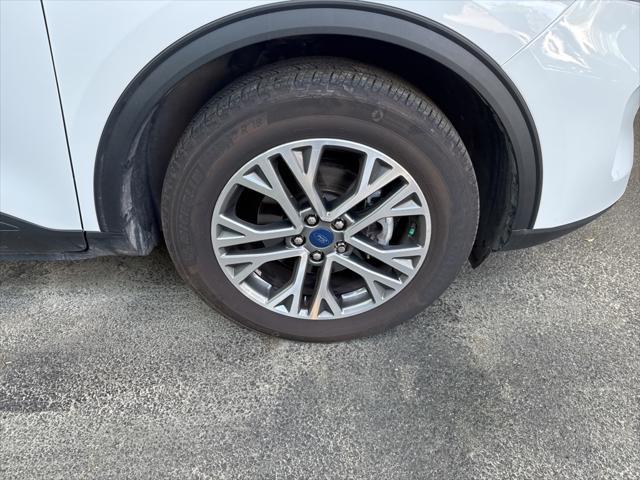 Photo of 2022 OXFORD WHITE Ford Escape