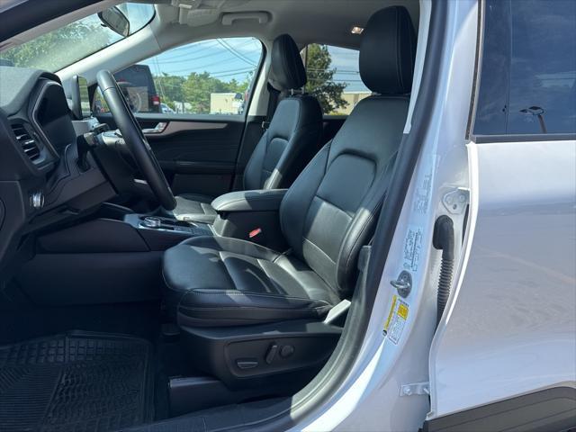 Photo of 2022 OXFORD WHITE Ford Escape