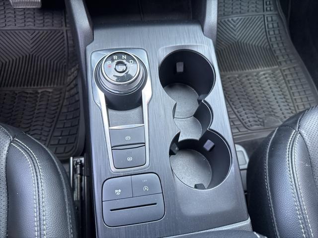 Photo of 2022 OXFORD WHITE Ford Escape