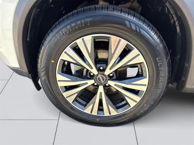 Photo of 2022 Pearl White Tricoat Nissan Rogue