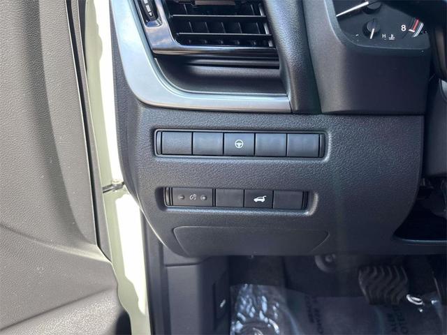 Photo of 2022 Pearl White Tricoat Nissan Rogue
