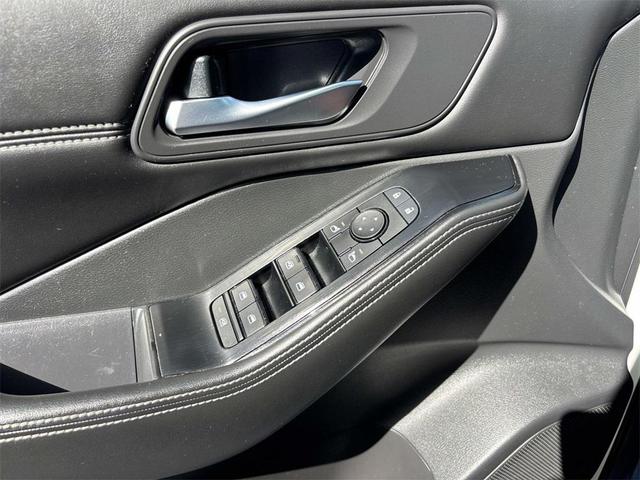 Photo of 2022 Pearl White Tricoat Nissan Rogue
