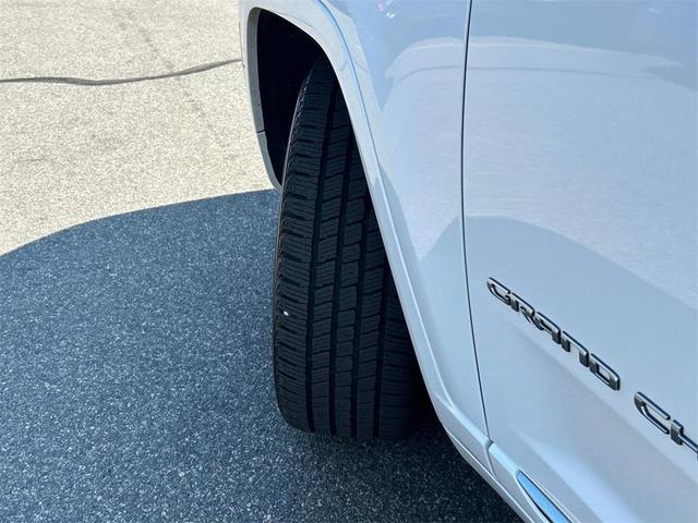 Photo of 2022 Bright White Clearcoat Jeep Grand Cherokee L