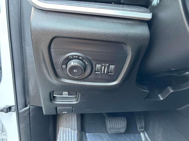 Photo of 2022 Bright White Clearcoat Jeep Grand Cherokee