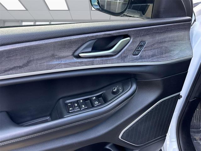 Photo of 2022 Bright White Clearcoat Jeep Grand Cherokee