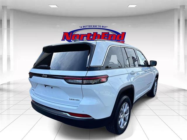 Photo of 2022 Bright White Clearcoat Jeep Grand Cherokee