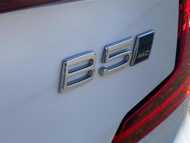 Photo of 2022 Crystal White Metallic Volvo S60