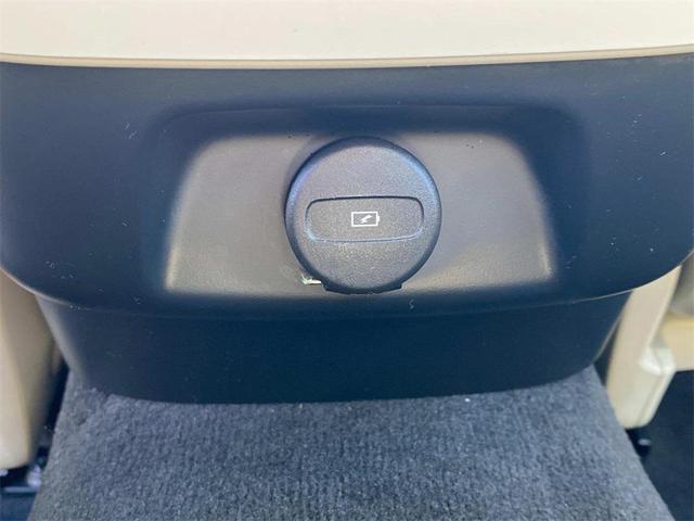 Photo of 2022 Crystal White Metallic Volvo S60