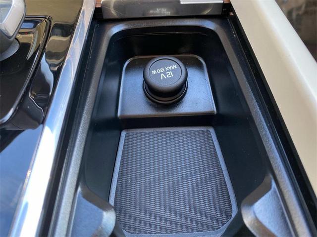 Photo of 2022 Crystal White Metallic Volvo S60