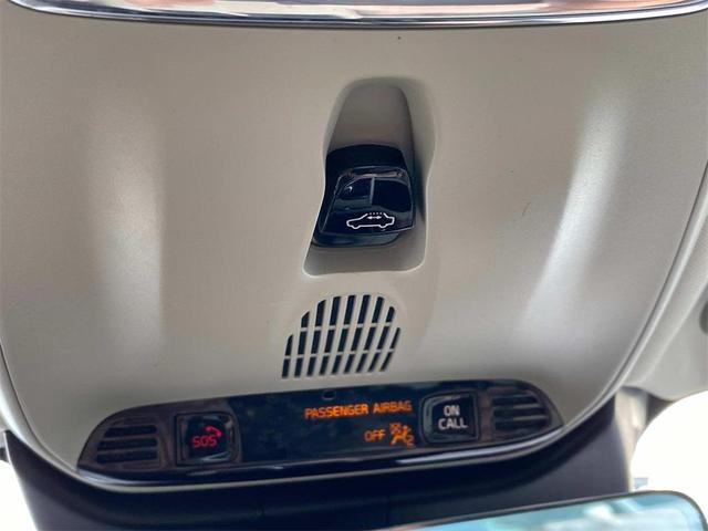 Photo of 2022 Crystal White Metallic Volvo S60