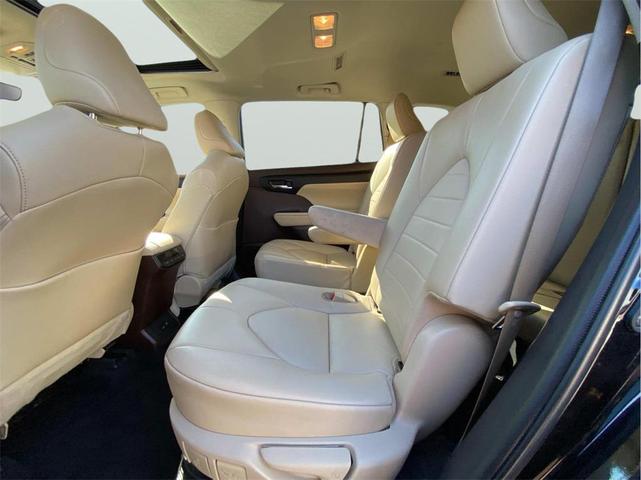 Photo of 2022 Midnight Black Metallic Toyota Highlander Hybrid