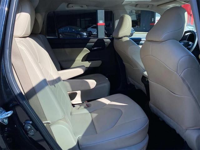 Photo of 2022 Midnight Black Metallic Toyota Highlander Hybrid