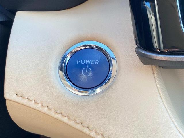 Photo of 2022 Midnight Black Metallic Toyota Highlander Hybrid