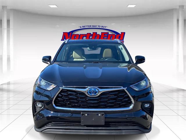 Photo of 2022 Midnight Black Metallic Toyota Highlander Hybrid