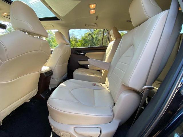 Photo of 2022 Midnight Black Metallic Toyota Highlander Hybrid