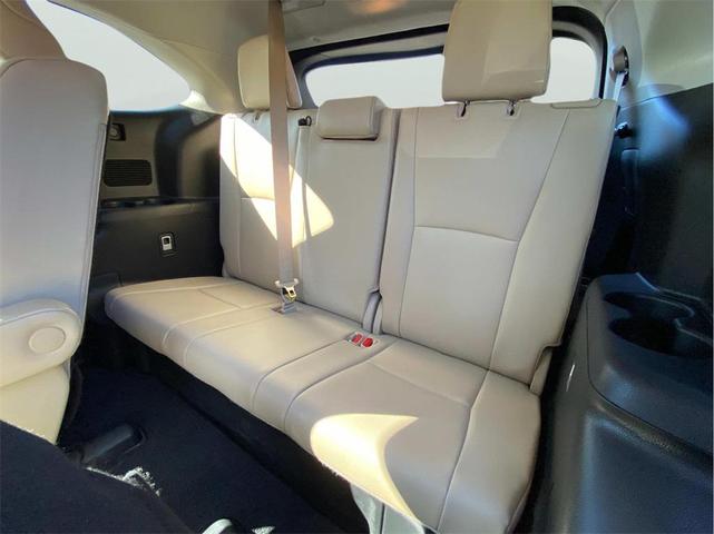 Photo of 2022 Midnight Black Metallic Toyota Highlander Hybrid