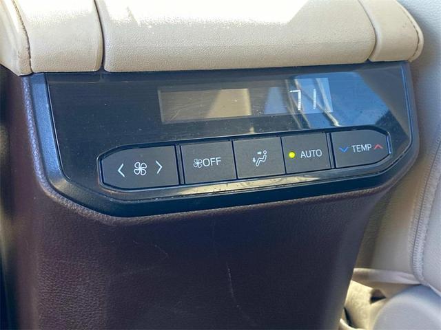 Photo of 2022 Midnight Black Metallic Toyota Highlander Hybrid