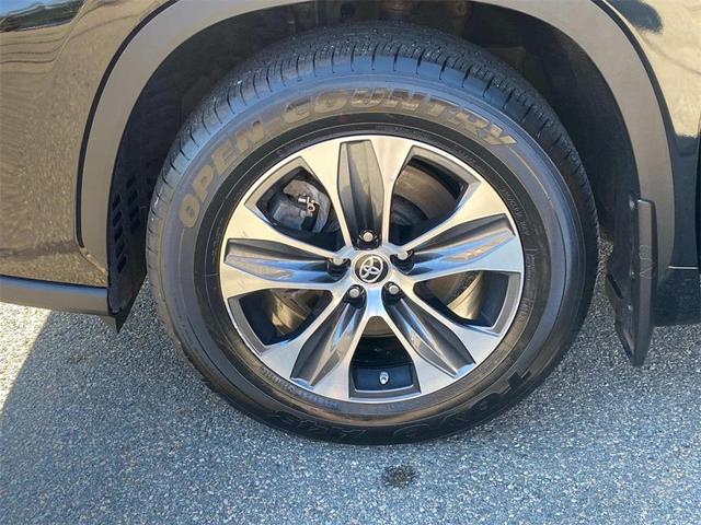 Photo of 2022 Midnight Black Metallic Toyota Highlander Hybrid