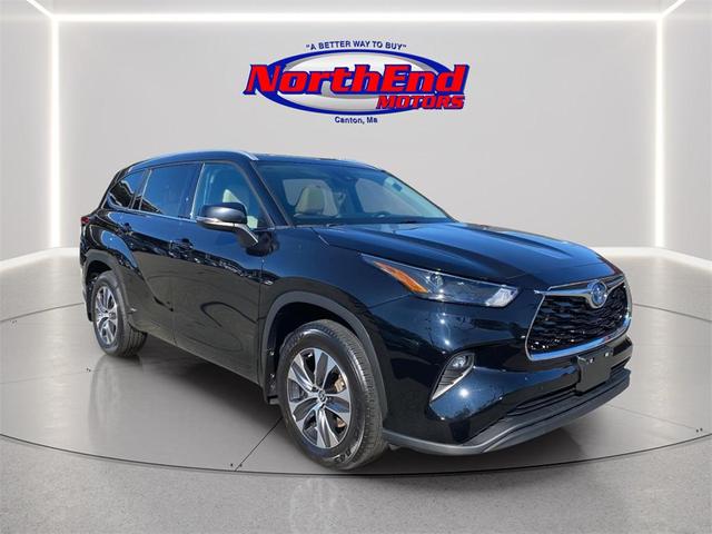 Photo of 2022 Midnight Black Metallic Toyota Highlander Hybrid