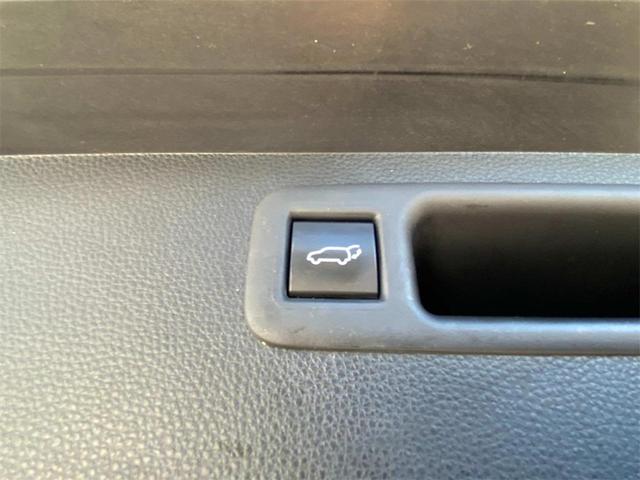 Photo of 2022 Midnight Black Metallic Toyota Highlander Hybrid