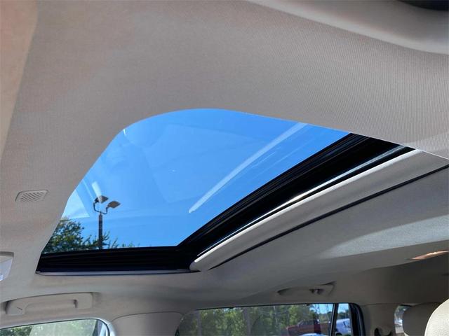 Photo of 2022 Midnight Black Metallic Toyota Highlander Hybrid