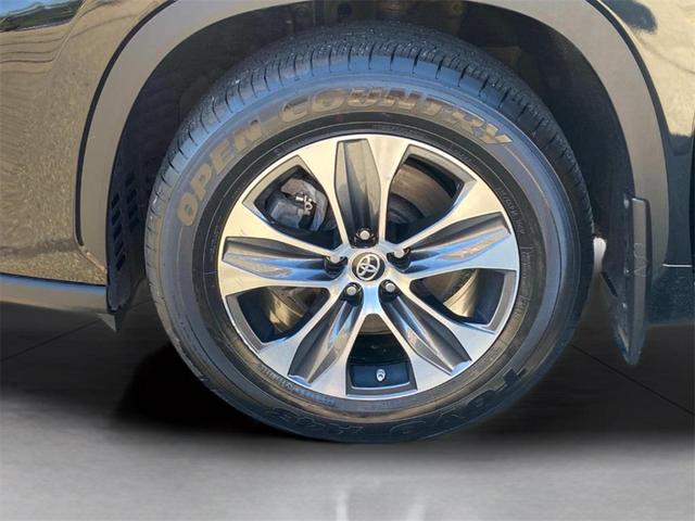 Photo of 2022 Midnight Black Metallic Toyota Highlander Hybrid