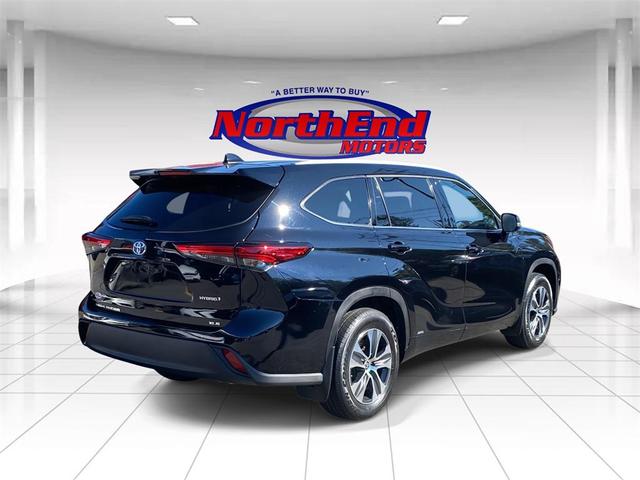 Photo of 2022 Midnight Black Metallic Toyota Highlander Hybrid