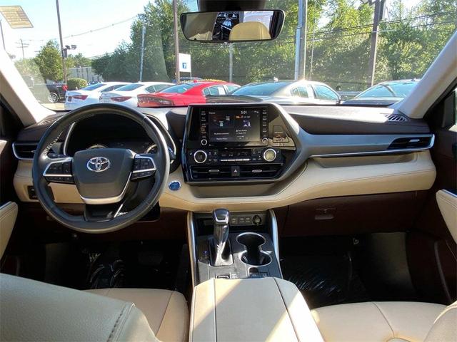Photo of 2022 Midnight Black Metallic Toyota Highlander Hybrid